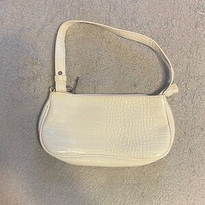 Elegant Cream Crocodile-Embossed Shoulder Bag